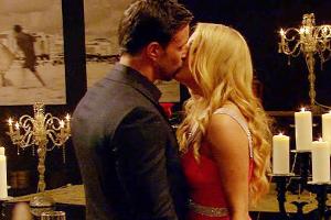 Glücklich küssten sich "Bachelor" Leonard und Leonie zum Ende der Finalfolge im Kerzenschein