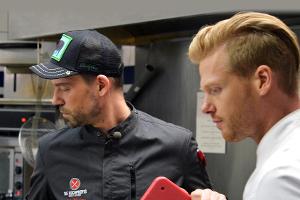 "Die Kochprofis - Einsatz am Herd": Andi Schweiger (li.) und Nils Egtermeyer kümmern sich um kulinarische Problemzonen