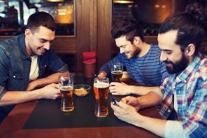 Wer kennt das nicht? Ein paar Bier kippen und fröhlich Nachrichten verschicken.