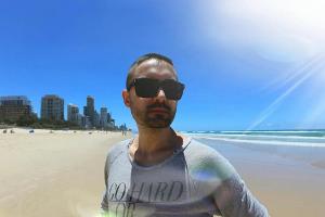 Menderes am Strand in Australien - parallel zum Dschungel-Aufenthalt pflegt das Sternchen auch seine Musikkarriere