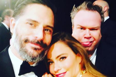 Sofia Vergara und Joe Manganiello (l.) werden von Schauspielkollege Eric Stonestreet gephotobombt
