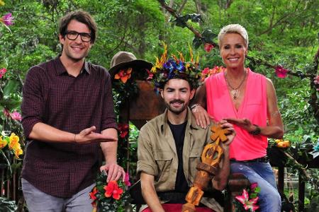 Die Moderatoren Daniel Hartwich (l.) und Sonja Zietlow mit ihrem König Menderes Bagci