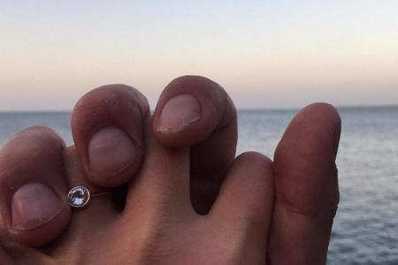 Julia Stiles präsentiert ihren Verlobungsring