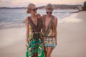 Von einem Babybauch ist noch nichts zu sehen: Die Hilton-Schwestern Paris (li.) und Nicky im Weihnachtsurlaub