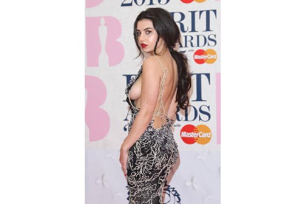 ...galt für Rapper-Kollegin Charli XCX, die bei den diesjährigen Brit Awards in London beinahe ihren ganzen Busen aus dem Vi...