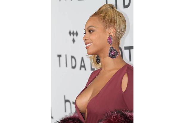 ...Beyoncé in ihrem burgunderfarbene Kleid bei einer New Yorker Veranstaltung aus. Da verzichtete die Schöne auf einen BH, w...