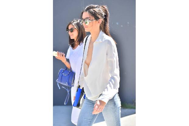 ...Shopping-Tour in Los Angeles. BH? Nein, danke! Kendall zeigt gerne und häufig ihren Vorbau. Doch am Ende ist es ohne jede...