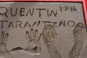 Quentin Tarantino hat im Zement vor dem Chinese Theatre einen besonderen Gruß hinterlassen