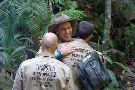 Zuvor mussten sich die Bewohner im Camp von Jürgen Milski (m.) verabschieden. Besonders der Abschied von Menderes Bagci (r.)...