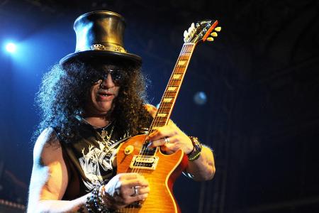 Der hier abgebildete Slash und Sänger Axl Rose werden wieder gemeinsam auf der Bühne stehen