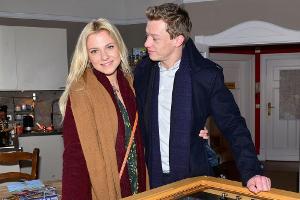 "GZSZ": Vince erzählt Sunny von seinem Plan, sich mit seiner mobilen Kochstation selbstständig zu machen.