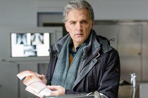 "Der Kommissar und das Meer: In einer sternlosen Nacht": Anders (Walter Sittler) zweifelt - war der Verursacher des Autounfa...