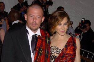 Designer Alexander McQueen zusammen mit Sarah Jessica Parker im Jahr 2006 auf einem Event
