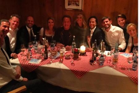 Gwyneth Paltrow genießt ein Abendessen mit Arnold Schwarzenegger (m.). Auch mit dabei sind Sohnemann Patrick (2.v.r.) und Ja...
