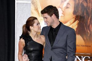 Liam Hemsworth und Miley Cyrus als Paar auf dem roten Teppich