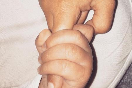 Saint West hält den Finger ihrer Schwester North
