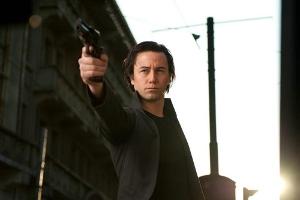 Joe (Joseph Gordon-Levitt) tötet im Auftrag der Mafia - bis er sein zukünftiges Ich aus dem Weg räumen soll