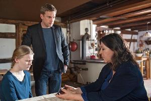 Die Kommissare Perlmann (S. Bezzel) und Blum (E. Mattes) hoffen auf Antworten der entführten Rebecca