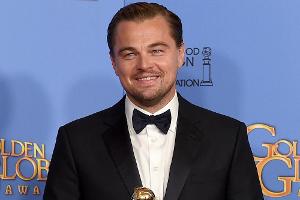Leonardo DiCaprio posiert mit seinem Golden Globe für "The Revenant"