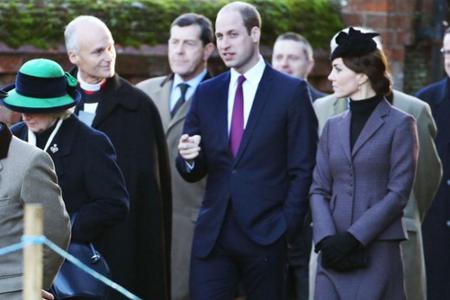 Herzogin Kate (r.) und Ehemann Prinz William im Gespräch mit dem Pastor (l.)