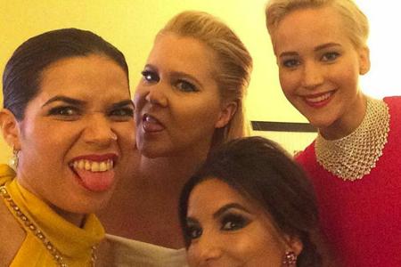 Golden-Globes-Selfie von America Ferrera mit Amy Schumer, Eva Longoria and Jennifer Lawrence (v.l.n.r.)
