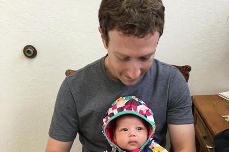Mark Zuckerberg mit seiner Tochter Maxima beim Doktor