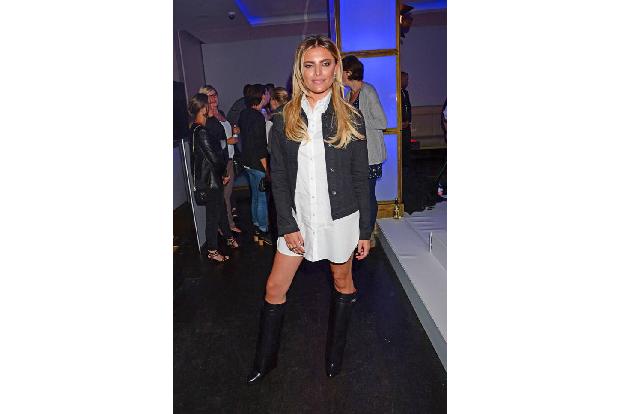 ...bei der Esmara-Fashion-Show ja geradezu züchtig daher. Eigentlich ja schon egal - Sophia Thomalla kann sowieso alles trag...