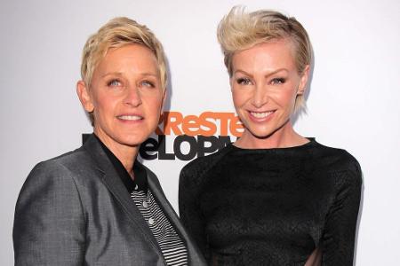 Ellen DeGeneres (links) und Portia De Rossi haben einen Welpen adoptiert