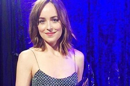 Statt sich über das Kleider-Missgeschick zu ärgern, überwiegt bei Dakota die Freude über ihren Award