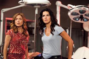 Sasha Alexander (li.) und Angie Harmon müssen sich eine neue Aufgabe suchen: Ihre Serie "Rizzoli & Isles" wird eingestellt