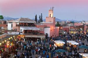 Auf dem Djemaa el Fna, einem Marktplatz der Metropole, drängen sich die Menschen Abend für Abend.