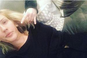 Ungeschminkt und mit offenem Knopf: So herrlich normal präsentiert sich Ellie Goulding