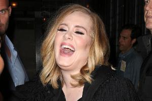 Lacht wie ein Champion: Adele bricht so ziemlich alle Rekorde