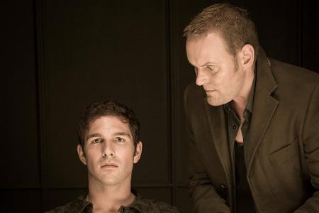 Kommissar Stellbrink (Devid Striesow) muss sich auf den gehörlosen Verdächtigen Ben (Benjamin Piwko) einlassen