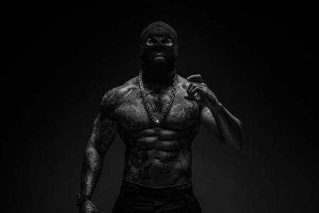 Nach einer längeren Auszeit steigt Azad erstmals auf der Chartspitze ein