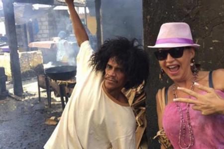 Eines der Bilder auf Facebook, die nun Konsequenzen haben: Carmen Geiss im Slum