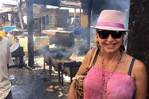 Der Stein des Anstoßes: Carmen Geiss posiert fröhlich in den Slums der kolumbianischen Stadt Cartagena