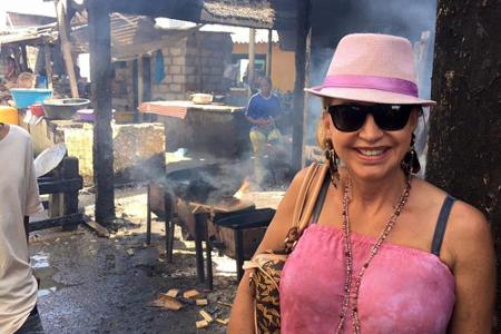 Der Stein des Anstoßes: Carmen Geiss posiert fröhlich in den Slums der kolumbianischen Stadt Cartagena