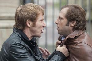 "Wilsberg: Tote Hose": Overbeck (Roland Jankowsky, l.) und Ekki (Oliver Korittke) streiten um die selbe Frau. Ob das gut geht?