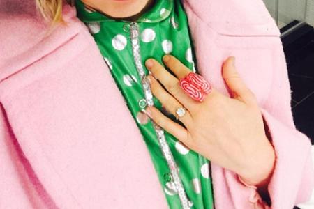 Da funkelt er offenbar wieder, der teure Verlobungsring