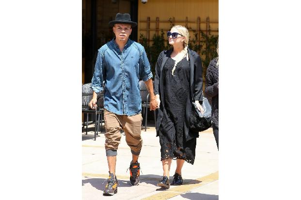 ...scheint das Paar unzertrennlich zu sein. Egal wo sie hinmüssen - Evan und Ashlee sind immer Hand in Hand unterwegs. Oder ...