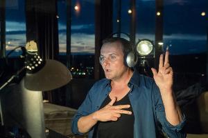 Devid Striesow lernt in seiner Rolle als Kommissar Jens Stellbrink die Gebärdensprache