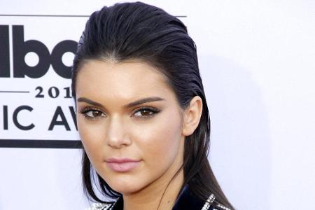 Kendall Jenner macht da weiter, wo sie 2015 aufgehört hat und startet 2016 mit einer großen Werbekampagne