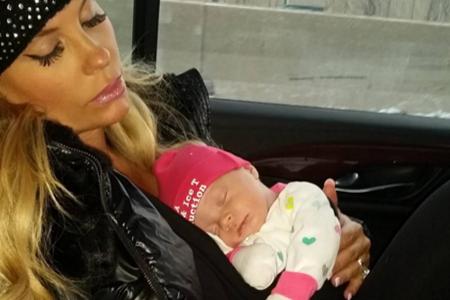Coco Austin und ihre kleine Tochter ruhen sich aus