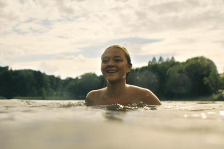 Miriam (Lola Dockhorn) beim Baden im See im Sommer 2006