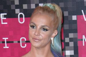 Peinliche Panne! Statt elegant über die Massen zu fliegen, steckte Britney Spears bei ihrer Showeinlage fest