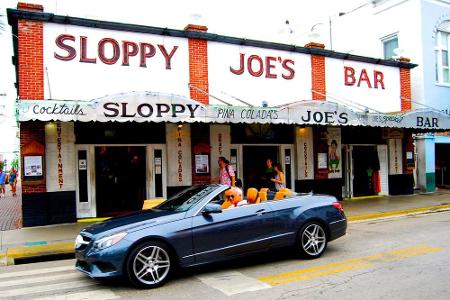 Mit dem Mercedes-Cabrio vor der Stammkneipe Hemingways