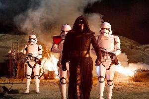 Kylo Ren (Adam Driver) und seine Stormtroopers marschieren weiter Richtung Kinogipfel