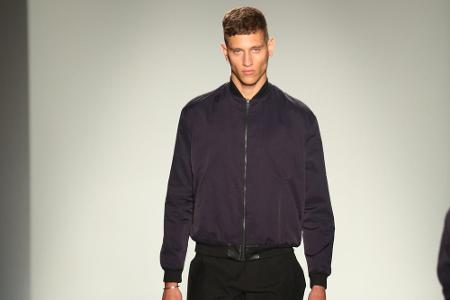 Trend drei: Blousons. Die leichte Jacke wird im Frühjahr 2016 zur eleganten Jackett-Alternative. Liebhaber der Extravaganz g...