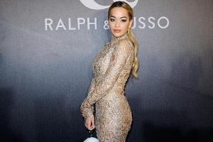 Rita Ora setzte während der Fashion Week in Paris auf Spitze